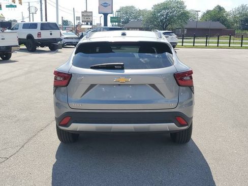 Used 2025 Chevrolet Trax LT w/ LT Convenience Package FWD image 5
