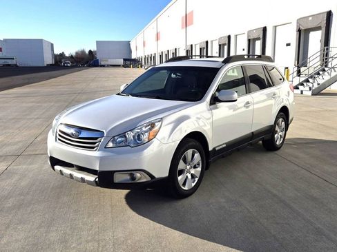 Used 2010 Subaru Outback 2.5i Limited image 1