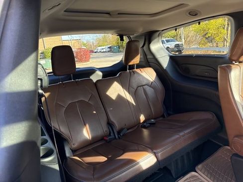 Used 2017 Chrysler Pacifica Limited image 16