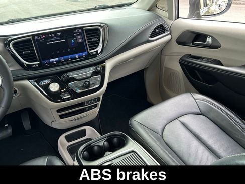 Used 2022 Chrysler Pacifica Touring-L image 13
