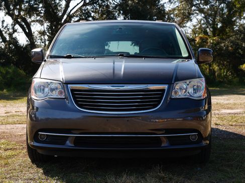Used 2016 Chrysler Town & Country Touring image 19