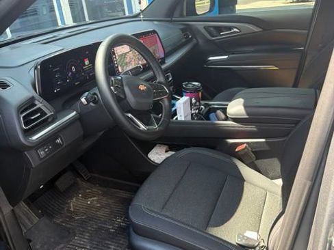 Used 2025 Chevrolet Traverse LT w/ Driver Confidence Package FWD image 4