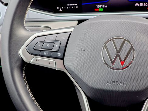 Used 2025 Volkswagen Taos SE image 32