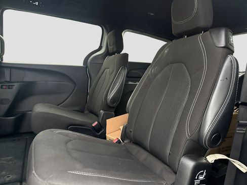 Used 2023 Chrysler Pacifica Touring FWD image 20