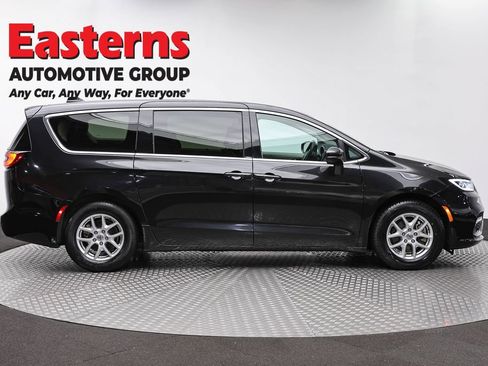 Used 2023 Chrysler Pacifica Touring-L FWD image 4