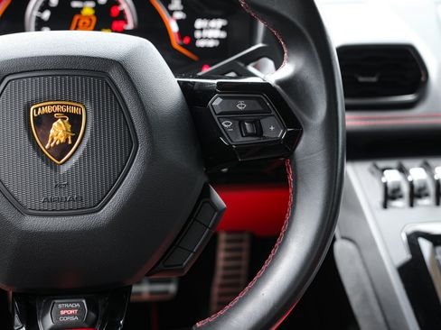 Used 2021 Lamborghini Huracan EVO RWD image 19