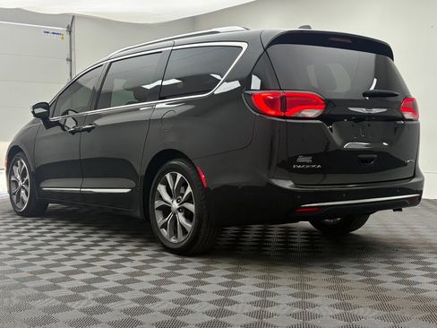 Used 2019 Chrysler Pacifica Limited w/ Tire & Wheel Group FWD image 11