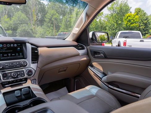 Used 2020 GMC Yukon XL SLT w/ Premium Edition AWD/4WD image 32