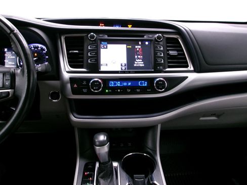 Used 2018 Toyota Highlander XLE AWD/4WD image 13