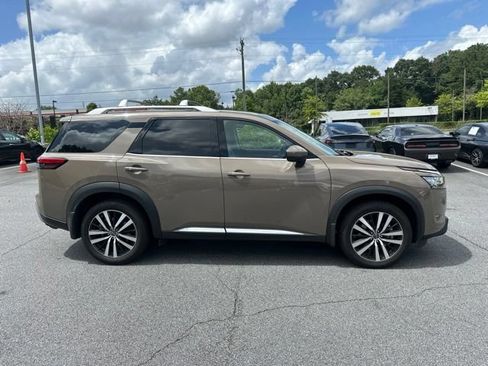 Used 2024 Nissan Pathfinder Platinum FWD image 2