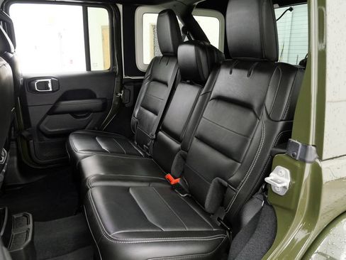 Used 2022 Jeep Wrangler Unlimited Sahara AWD/4WD image 18