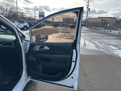 Used 2020 Chrysler Pacifica Touring-L image 16