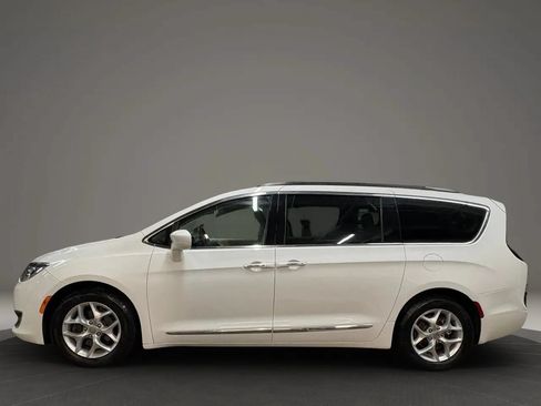 Used 2017 Chrysler Pacifica Touring-L w/ Tire & Wheel Group FWD image 5