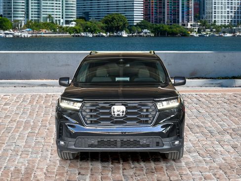 New 2025 Honda Pilot Sport image 2