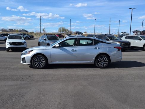 Used 2023 Nissan Altima 2.5 SV AWD/4WD image 4
