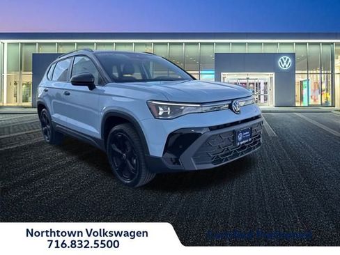 Certified 2025 Volkswagen Taos SE image 1