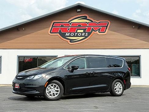 Used 2023 Chrysler Voyager LX FWD image 3