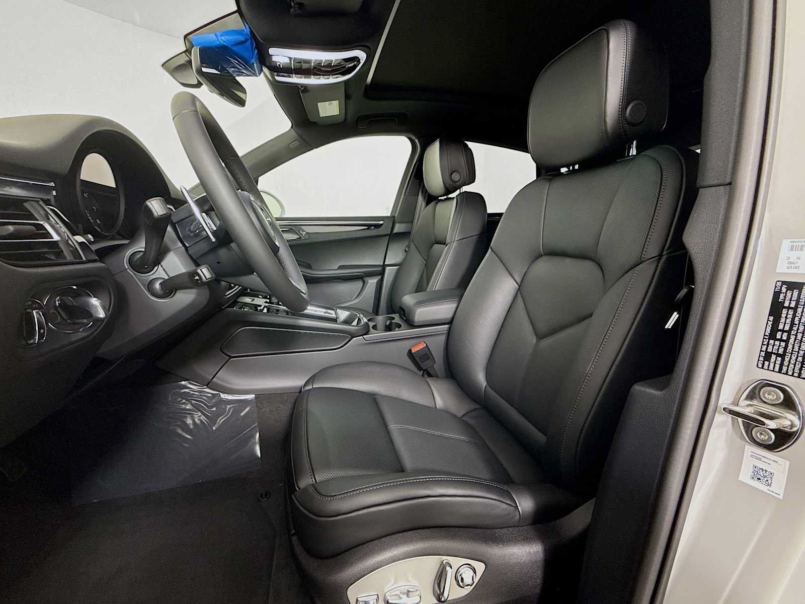 Used 2026 Porsche Macan AWD/4WD image 5