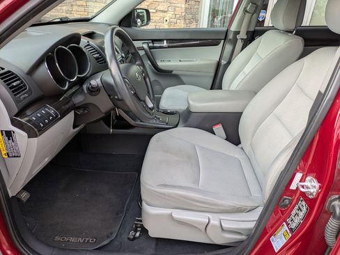 Used 2011 Kia Sorento LX w/ Convenience Pkg image 16