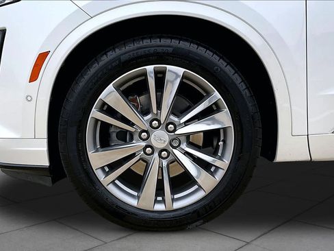 Used 2022 Cadillac XT6 Premium Luxury w/ Technology Package FWD image 11