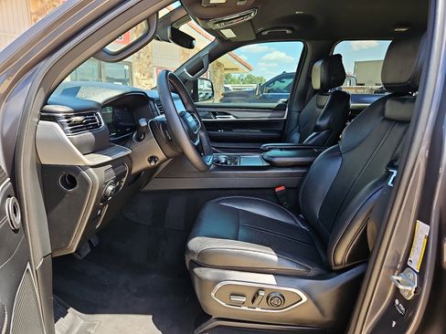 Used 2024 Jeep Wagoneer L Series II RWD image 12