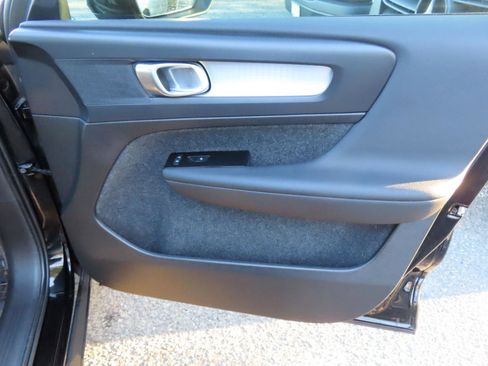 Used 2022 Volvo XC40 T5 Momentum image 18