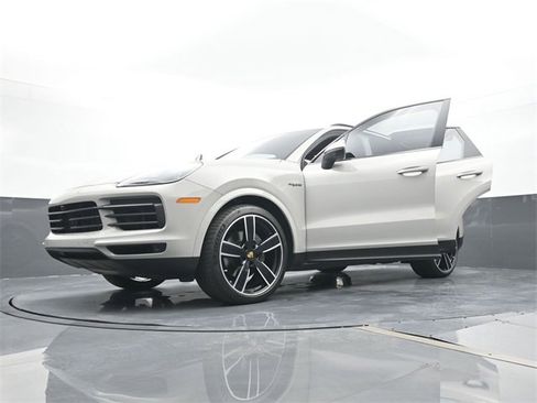 Used 2022 Porsche Cayenne Platinum Edition image 30