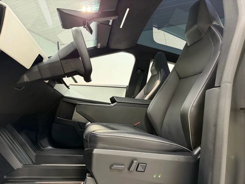 Used 2024 Tesla Cybertruck AWD Crew Cab image 15
