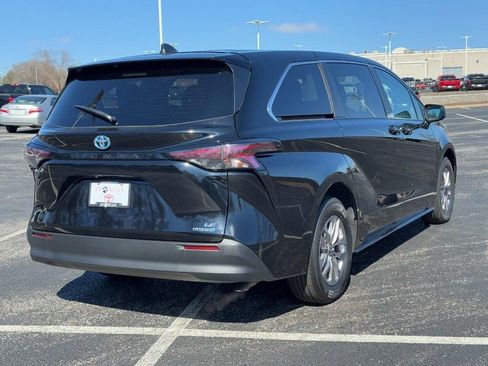 Certified 2024 Toyota Sienna LE image 3