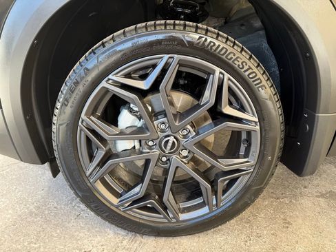 Used 2025 Nissan Kicks SR FWD image 11
