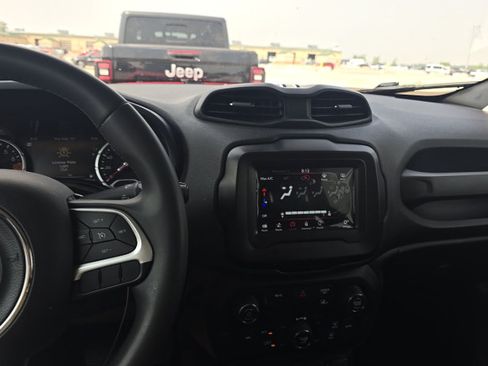 Used 2021 Jeep Renegade Latitude AWD/4WD image 7