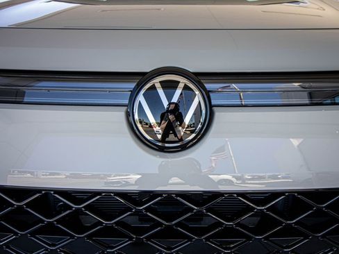 New 2026 Volkswagen Tiguan SE R-Line FWD image 8