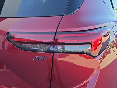 Certified 2022 Buick Envision Essence w/ Sport Touring Package image 10