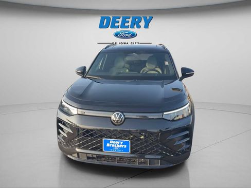 Used 2025 Volkswagen Tiguan SE R-Line image 8