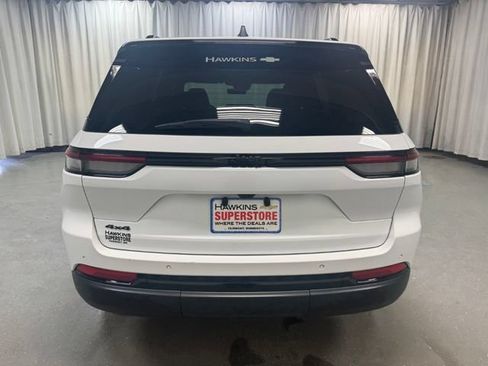 Used 2025 Jeep Grand Cherokee Altitude AWD/4WD image 5
