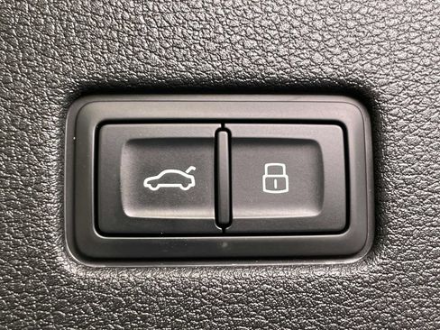 Certified 2025 Audi Q8 Prestige AWD/4WD image 21