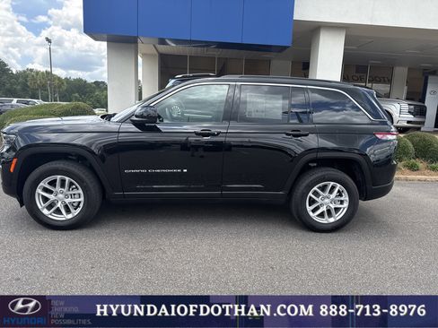Used 2025 Jeep Grand Cherokee Laredo RWD image 2