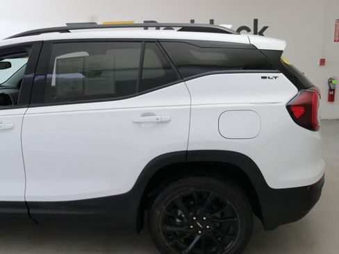Used 2023 GMC Terrain SLT w/ Elevation Edition image 5