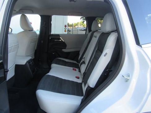 Used 2025 Mitsubishi Outlander SE image 19