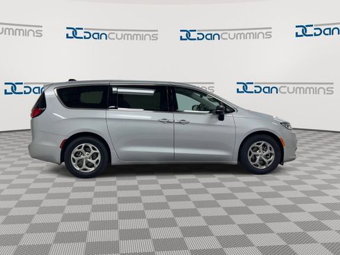 Used 2024 Chrysler Pacifica Limited FWD image 9