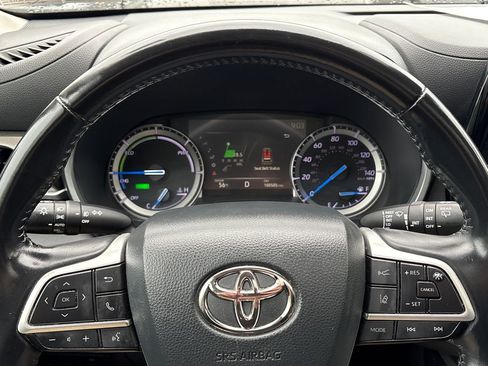 Used 2022 Toyota Highlander XLE AWD/4WD image 23