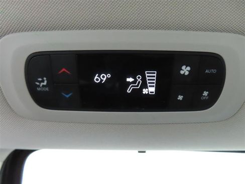 Used 2023 Chrysler Pacifica Touring-L FWD image 31