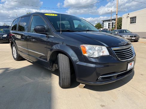 Used 2014 Chrysler Town & Country Touring image 3