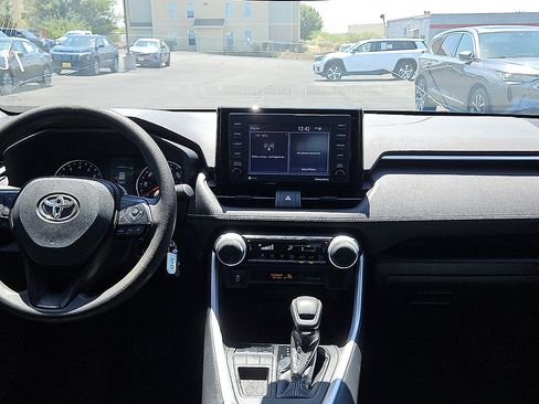 Used 2021 Toyota RAV4 LE FWD image 11