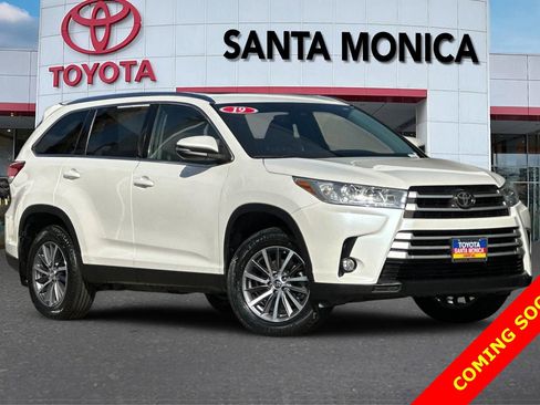 Used 2019 Toyota Highlander XLE image 2