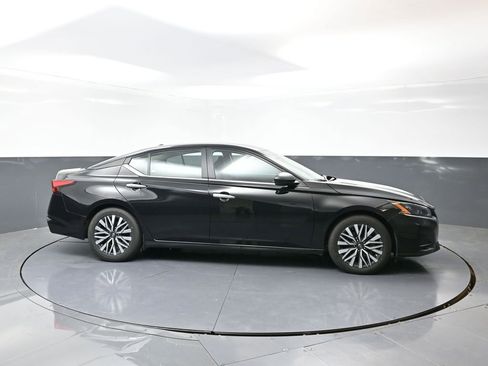 Used 2024 Nissan Altima 2.5 SV image 4