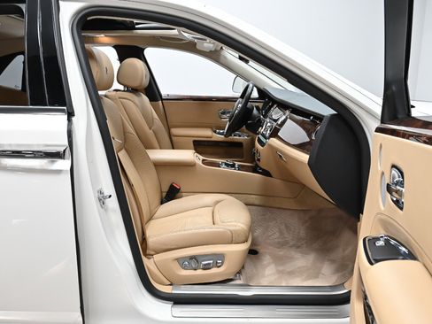 Used 2017 Rolls-Royce Ghost image 38