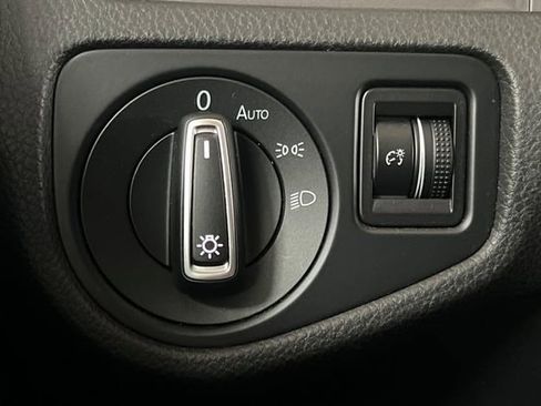 Used 2016 Volkswagen e-Golf SE image 30