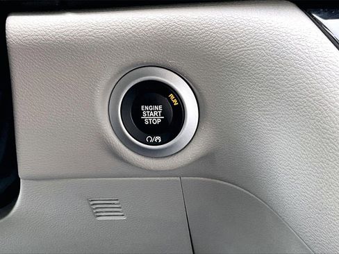 Certified 2024 Chrysler Pacifica Touring-L image 27