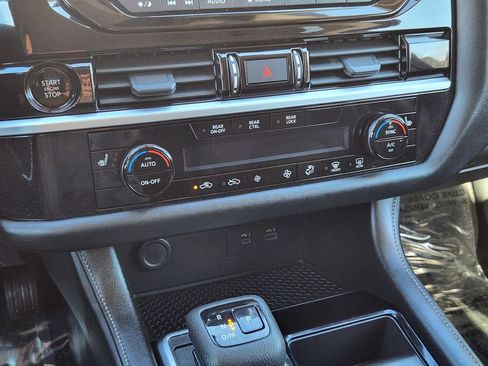 Used 2025 Nissan Pathfinder SV image 25